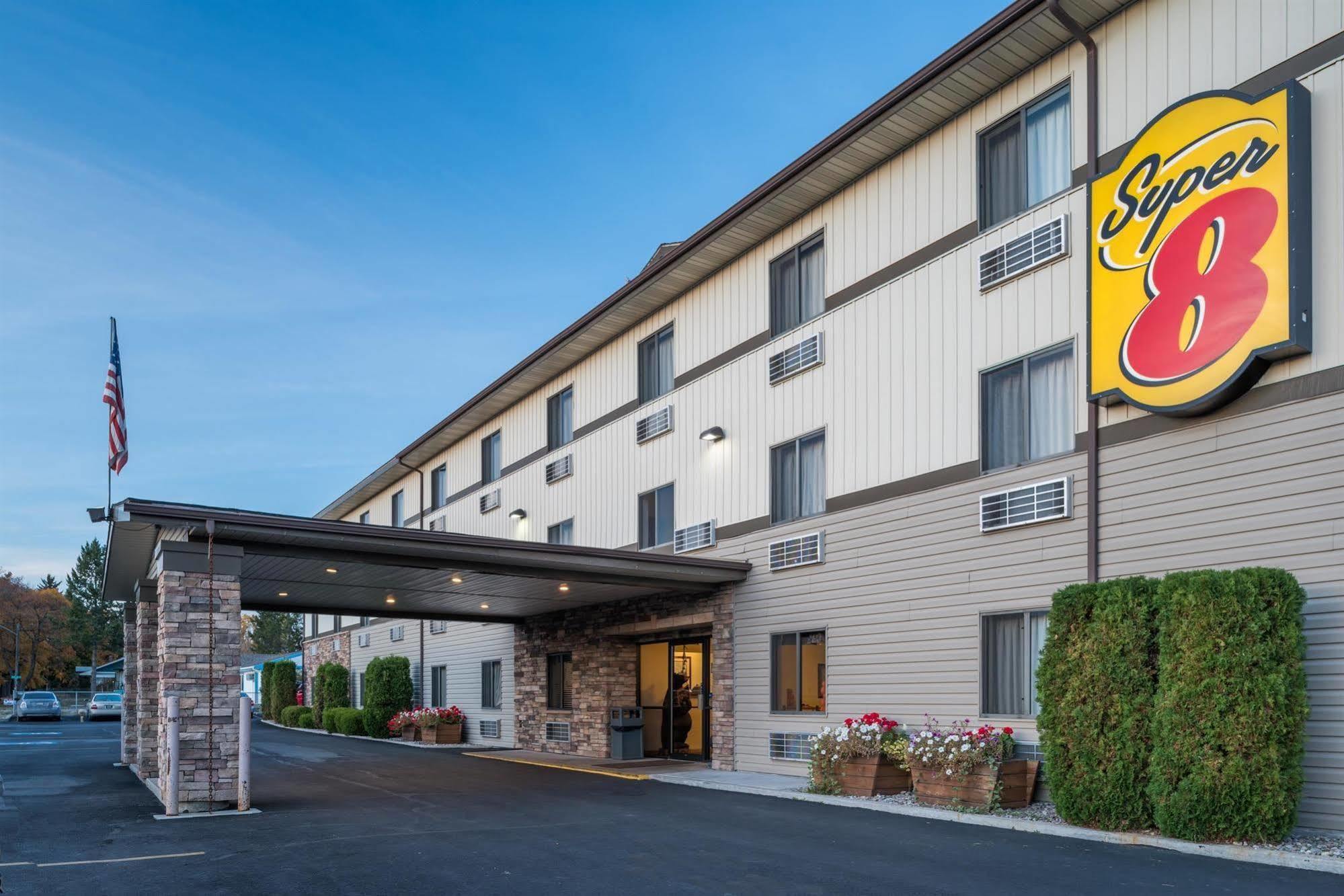 Super 8 By Wyndham Kalispell Glacier National Park Exterior foto